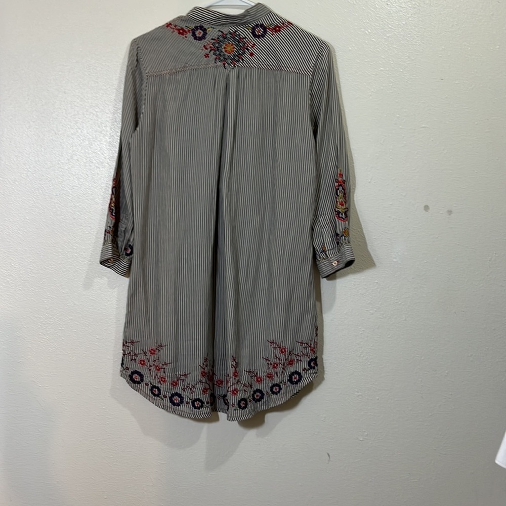 3J Workshop Johnny Was gray/ white striped embroidered long blouse. Size Small - Picture 10 of 12